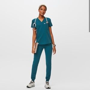 Figs Catarina One-Pocket Scrub Top in Caribbean Blue Size Medium